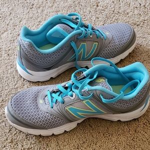 Women's tennis shoes